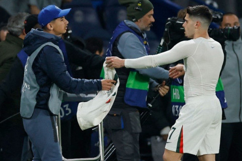 Pedro Netudan örnək addım: İncitdiyi topdaşıyan uşağın könlünü necə aldı? - VİDEO