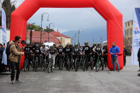 Школьники Балакяна выиграли велогонку