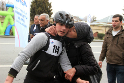 Школьники Балакяна выиграли велогонку