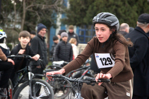 Школьники Балакяна выиграли велогонку