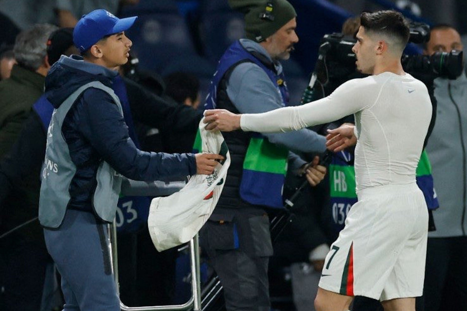 Pedro Netudan örnək addım: İncitdiyi topdaşıyan uşağın könlünü necə aldı? - VİDEO