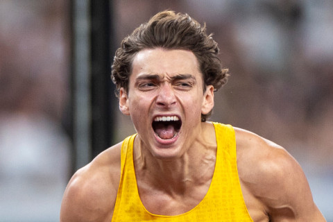 Арман Дюплантис в 15‑й раз обновил мировой рекорд в прыжках с шестом