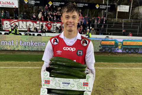 Norveçdə qeyri-adi hədiyyə: Matçın ən yaxşısına iki qutu xiyar verildi - FOTO