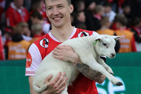 Norveçdə qeyri-adi hədiyyə: Matçın ən yaxşısına iki qutu xiyar verildi - FOTO