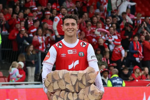 Norveçdə qeyri-adi hədiyyə: Matçın ən yaxşısına iki qutu xiyar verildi - FOTO