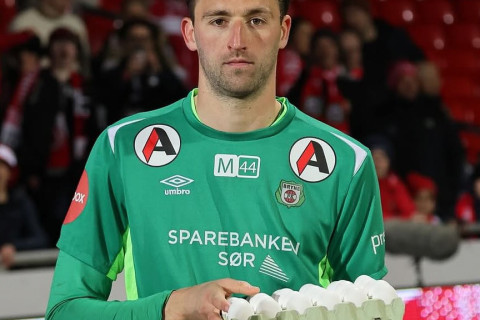 Norveçdə qeyri-adi hədiyyə: Matçın ən yaxşısına iki qutu xiyar verildi - FOTO