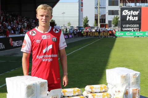 Norveçdə qeyri-adi hədiyyə: Matçın ən yaxşısına iki qutu xiyar verildi - FOTO