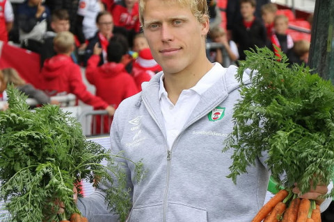 Norveçdə qeyri-adi hədiyyə: Matçın ən yaxşısına iki qutu xiyar verildi - FOTO