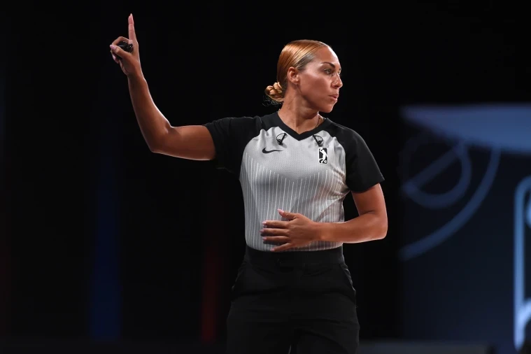 NBA-da qorxulu anlar: Hakim operatorun kamerasına çırpıldı - VİDEO