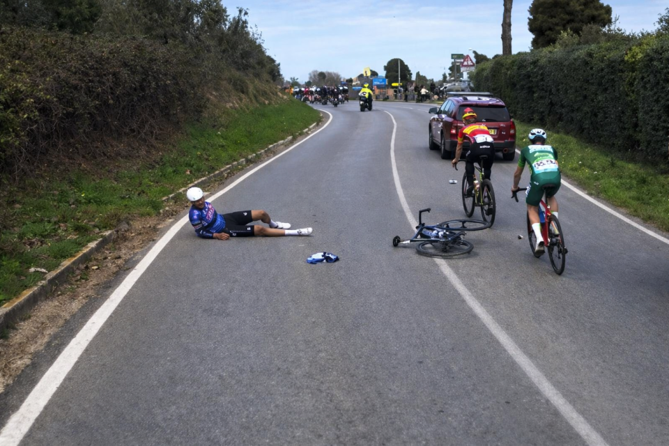 Tirreno-Adriatikdə dəhşətli qəza: Motosiklet velosipedçinin üzərindən keçdi - VİDEO