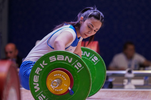Cтартовал чемпионат Азербайджана по тяжелой атлетике