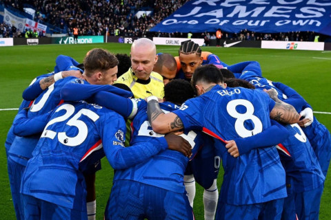 Футболисты "Челси" окружили судью перед матчем с "Ньюкаслом" и провели с ним предматчевую речь