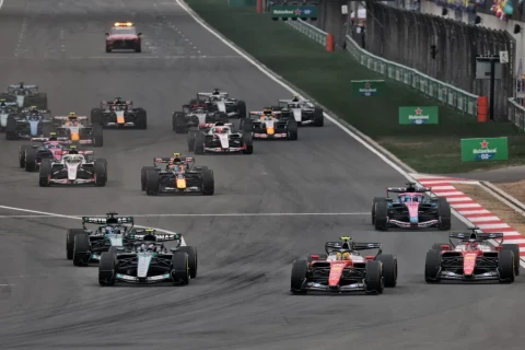 Çində “Mersedes” şousu: Antonelli karyerasının ilk qələbəsini qazandı