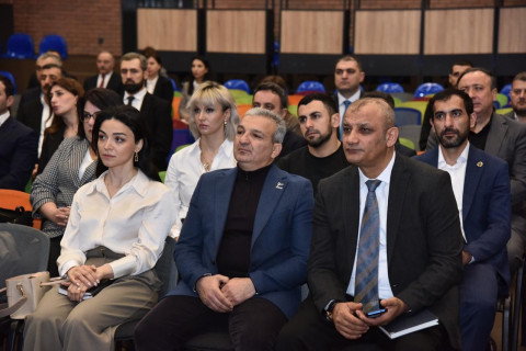 Fərid Qayıbov federasiya rəsmiləri ilə görüşüb - FOTO