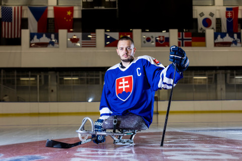 Parahokkeyçi əlləri ilə tribunaya dırmaşdı - VİDEO