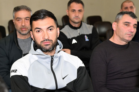 Mirbağır İsayev məşqçilərlə ilk toplantısını edib - FOTO