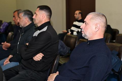 Mirbağır İsayev məşqçilərlə ilk toplantısını edib - FOTO