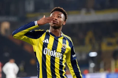 “Fənərbağça” böyükhesablı qələbə qazanaraq liderlə aradakı fərqi azaldıb