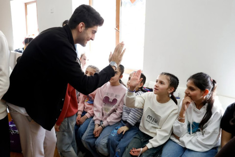 Paralimpiyaçılar valideyn himayəsindən məhrum uşaqlarla görüşüb - FOTO