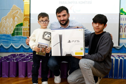 Paralimpiyaçılar valideyn himayəsindən məhrum uşaqlarla görüşüb - FOTO