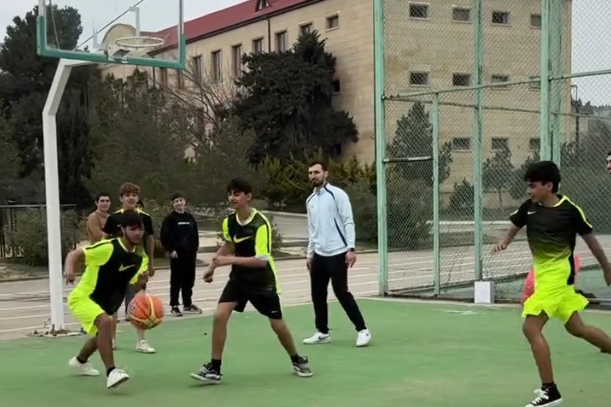 Milli basketbolçular internat məktəbində sevinc dolu anlar yaşatdı - VİDEO