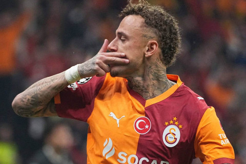 “Qalatasaray”ın oyunçusu lövhə ilə toqquşmadan sonra meydançadan xərəkdə çıxarılıb