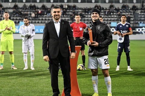 Футболист "Нефтчи" получил награду за лучший гол месяца