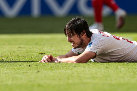 Сердара Азмуна исключили из сборной Ирана из-за фото с лидерами ОАЭ