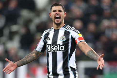 “Real Madrid” Gimaraeşin “Nyukasl”dan “Mançester Yunayted”ə transferini əngəlləyə bilər