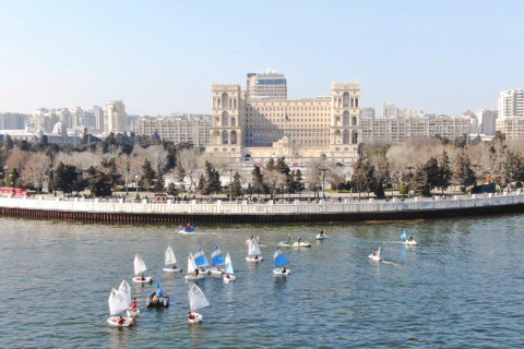 Paytaxtda Xəzərin suları avarçəkmə və yelkənli qayıqlarla bəzəndi - FOTO