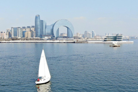 Paytaxtda Xəzərin suları avarçəkmə və yelkənli qayıqlarla bəzəndi - FOTO