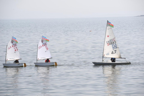 Paytaxtda Xəzərin suları avarçəkmə və yelkənli qayıqlarla bəzəndi - FOTO