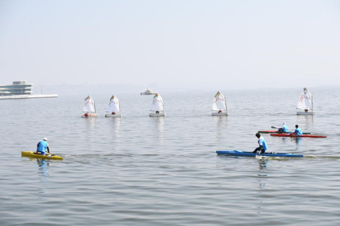 Paytaxtda Xəzərin suları avarçəkmə və yelkənli qayıqlarla bəzəndi - FOTO