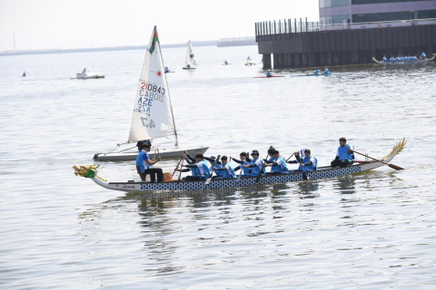 Paytaxtda Xəzərin suları avarçəkmə və yelkənli qayıqlarla bəzəndi - FOTO