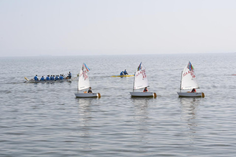 Paytaxtda Xəzərin suları avarçəkmə və yelkənli qayıqlarla bəzəndi - FOTO