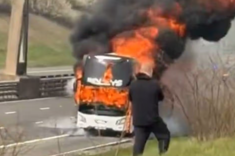 Автобус с болельщиками "Ман Сити" загорелся перед финалом Кубка лиги