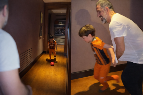 Arda Turandan evdə futbol dərsi: Oğlu ilə rəqib oldu - VİDEO