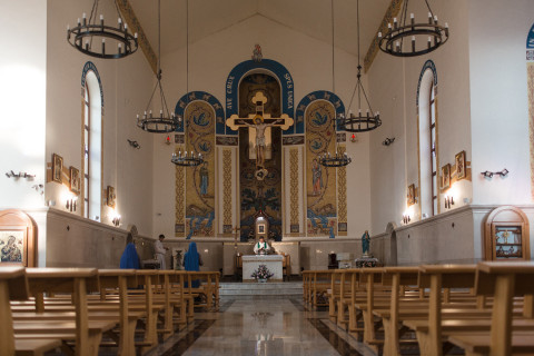 Diskvalifikasiya olunmuş məşqçi keşiş paltarında oyuna qatılıb - VİDEO