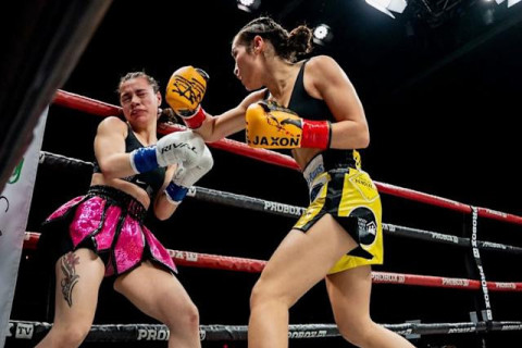 Qadın boksçu döyüş zamanı komaya düşdü - VİDEO