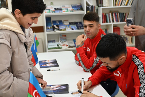 Игроки сборной Азербайджана провели автограф-сессию в Сумгайыте - ФОТО