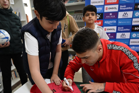 Игроки сборной Азербайджана провели автограф-сессию в Сумгайыте - ФОТО