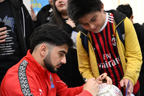 Игроки сборной Азербайджана провели автограф-сессию в Сумгайыте - ФОТО