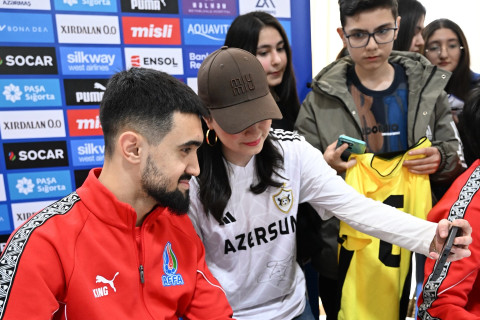 Игроки сборной Азербайджана провели автограф-сессию в Сумгайыте - ФОТО