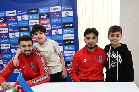 Игроки сборной Азербайджана провели автограф-сессию в Сумгайыте - ФОТО