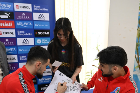 Игроки сборной Азербайджана провели автограф-сессию в Сумгайыте - ФОТО