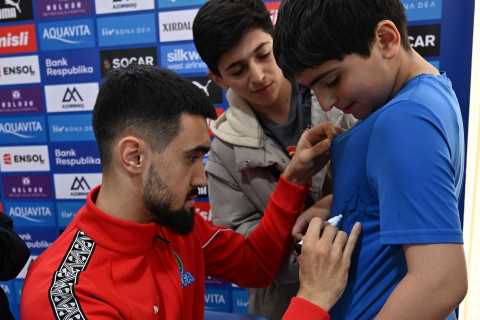 Игроки сборной Азербайджана провели автограф-сессию в Сумгайыте - ФОТО