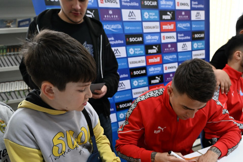 Игроки сборной Азербайджана провели автограф-сессию в Сумгайыте - ФОТО