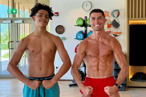 15 yaşında yarım milyonluq maşın sürür - FOTO