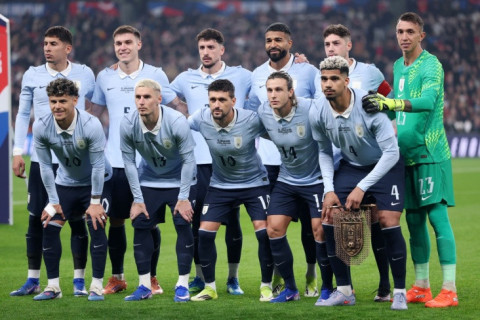 Сборная Уругвая в матче с Англией показала уникальный вымпел в виде кольчуги - ФОТО