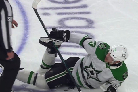 Oyunçunun xokkey çubuğu konkidə ilişdi, hakim köməyə gəldi - VİDEO